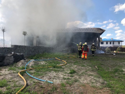 При тушении пожара во время повторного обстрела пострадал спасатель