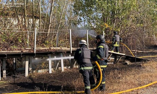 В Волчанске после обстрела автошколы начался пожар