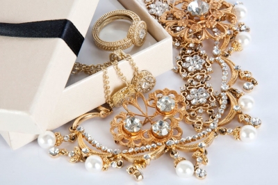 Золото чернеет на теле: причина, что делать