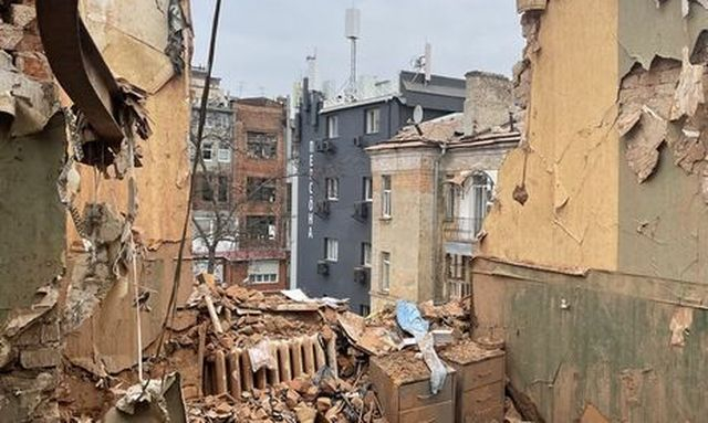 Спасатели перебирают обломки дома – ищут останки тела погибшей женщины