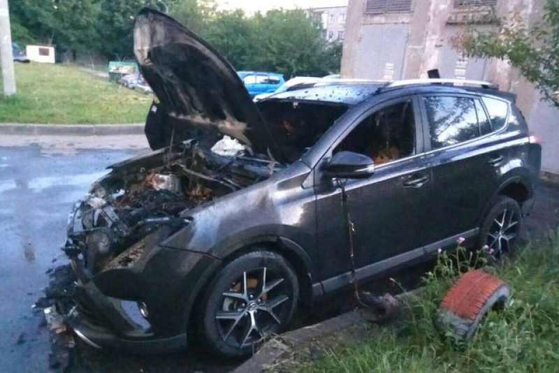 На Салтовке горел автомобиль (фото)