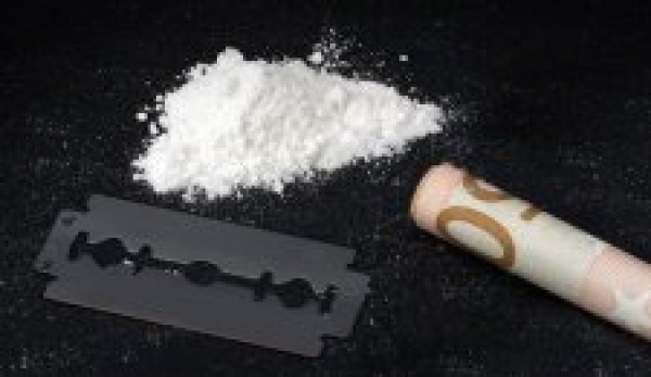 Двое парней «разнообразили» прогулку наркотиками