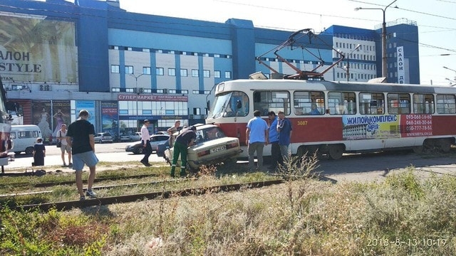 На Салтовке трамвай протаранил ВАЗ (фото)