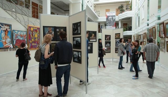 В Галерее «АВЭК» работает выставка «Летопись планеты»