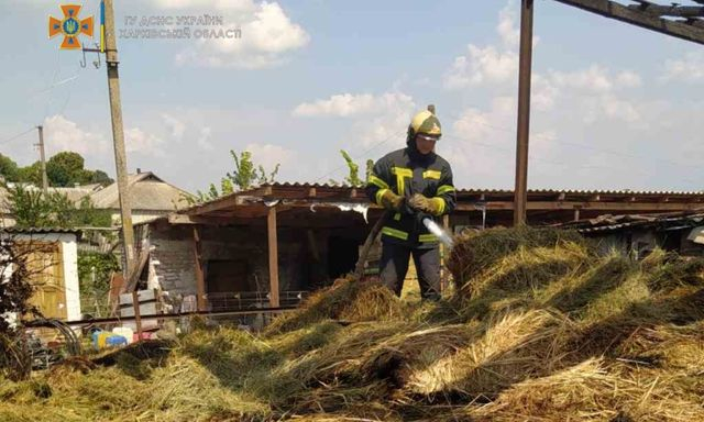 На территории частного домостроения в Купянском районе сгорели 14 тонн сена