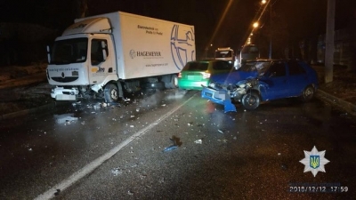 В Харькове пьяный водитель на легковушке влетел в грузовик (фото)