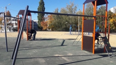 Вандалы в Харькове изуродовали новую детскую площадку и стадион (фото)