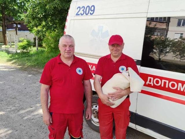 Бригада скорой помощи приняла роды в спецавтомобиле