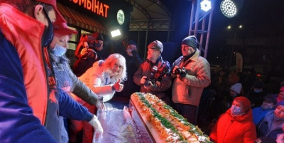 Самый большой в Украине хот-дог съели жители Харькова