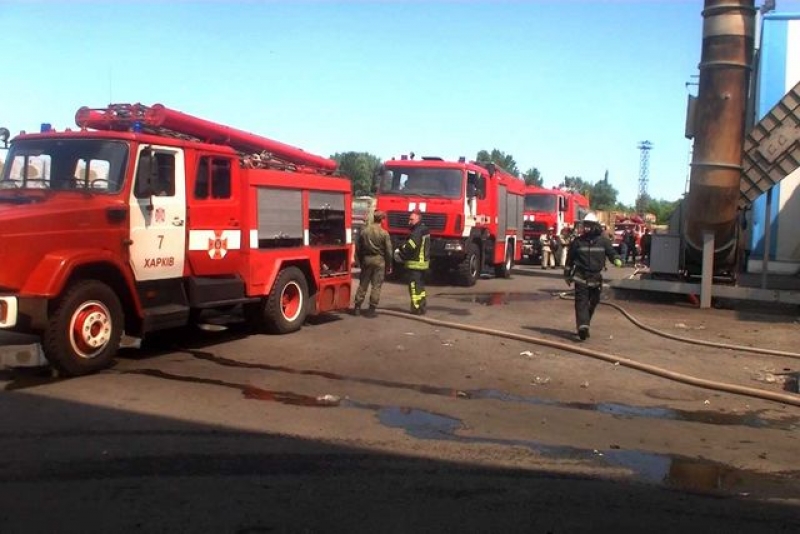 В Харькове пылал завод (фото)
