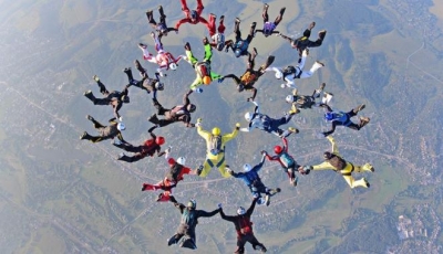 Национальный рекорд установили парашютисты над харьковским небом (видео)