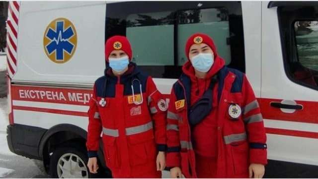 Мужчина напал с ножом на медиков, когда те помогали его матери