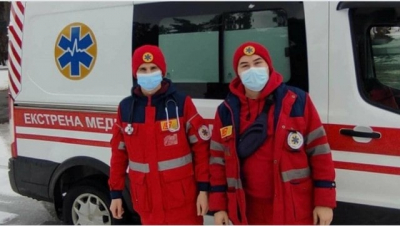 Мужчина напал с ножом на медиков, когда те помогали его матери