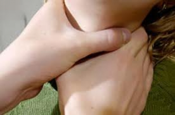 Мужчина в гневе задушил подругу