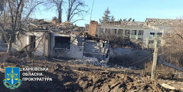 В поселке Боровая во время авиаудара повреждены больница, дома, автомобили