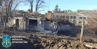 В поселке Боровая во время авиаудара повреждены больница, дома, автомобили