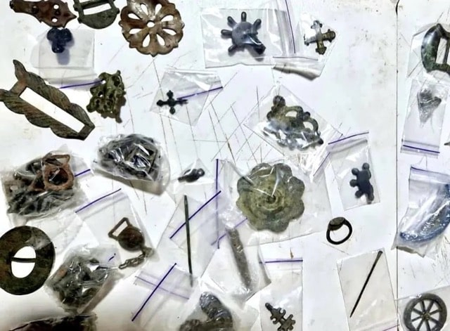 Жительница Харькова пыталась отправить в Германию артефакты