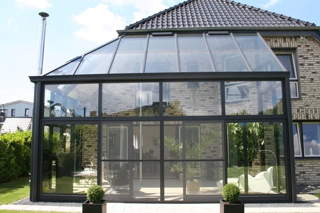 Скляний фасад для зимового саду: особливості матеріалів, як вибрати