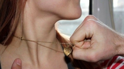 На Салтовке в разгар дня обокрали женщину