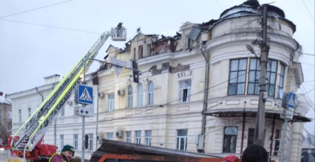 Враг ударил беспилотниками по архитектурной памятке и учебному заведению