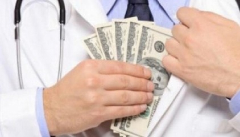 В Харькове псевдоврач за деньги ставит пенсионеров на «льготную очередь» на операции