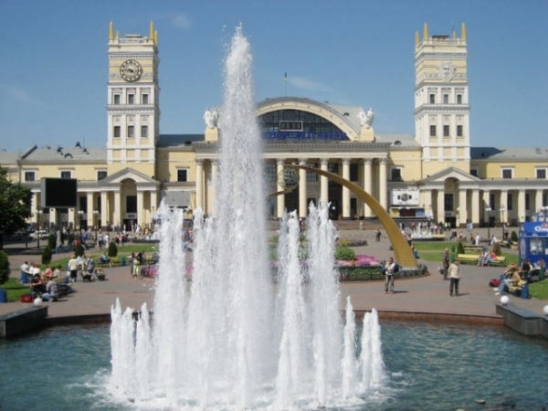 Двойники королевы Великобритании и группы Битлз выступят на дне города в Харькове