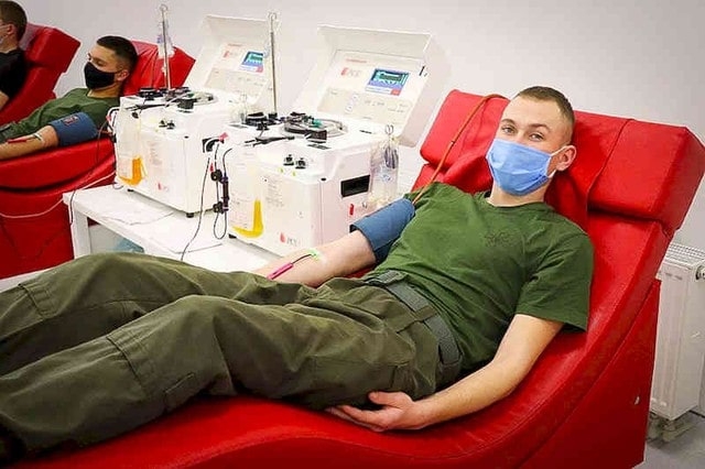 Военнослужащие массово сдали кровь на нужды онкобольных