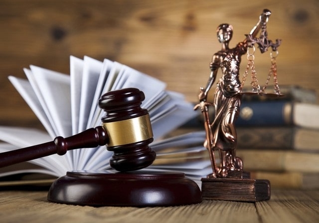 Суд признал экс-чиновника виновным в получении взяток и освободил от наказания