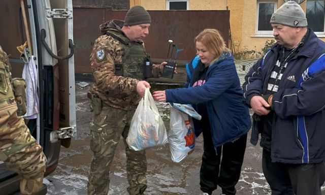 Экипаж полицейских «Белый Ангел» доставил гуманитарную помощь в прифронтовое село