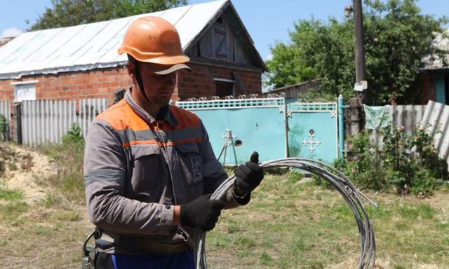 Энергетики вернули жителям Великой Камышевахи электричество
