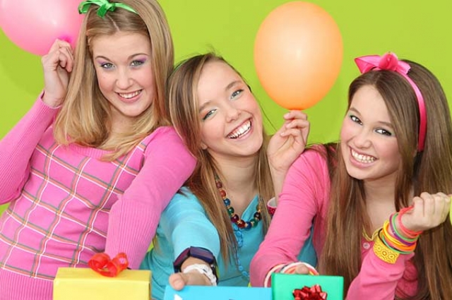 Что подарить девочке 12 лет на День рождения: обзор оригинальных подарков