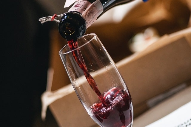 Розовое игристое вино: что это, особенности, с чем сочетается