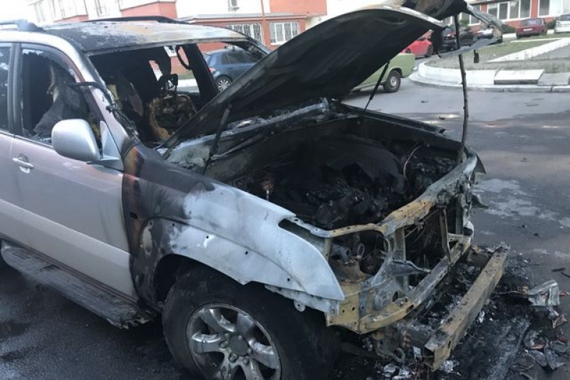 Во дворе жилого комплекса пылал внедорожник одного из лидеров Харьковского Евромайдана (фото)