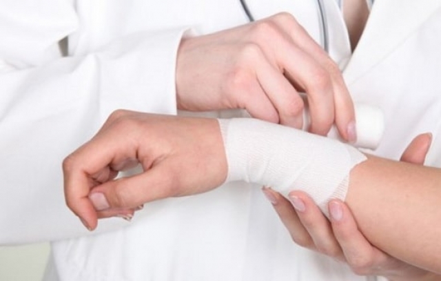 Покупатель супермаркета вскрыл себе вены – его обвиняли в краже (видео)