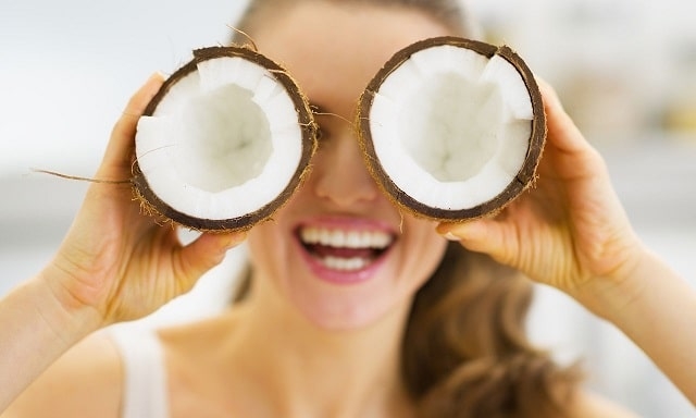 Кокосовое масло: как использовать в косметических целях