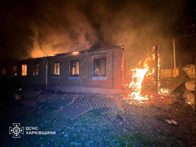 В Великом Бурлуке после вражеского обстрела произошел масштабный пожар
