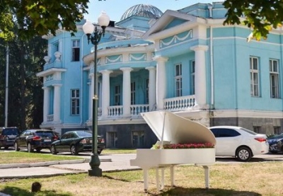 В Харькове возле центрального Дворца бракосочетаний «заиграл» старый рояль