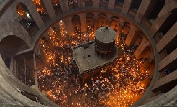 В Харьков доставили Благодатный огонь