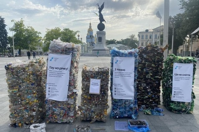 Необычная выставка в центре Харькова – экологи привезли на площадь Конституции мусор
