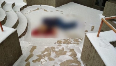 В центре Харькова иностранец выпал из окна квартиры, где находилось тело женщины (видео)