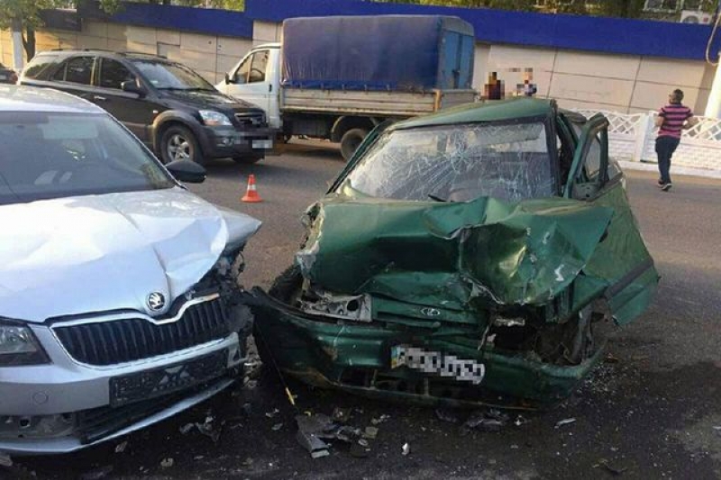 В Харькове произошло тройное ДТП