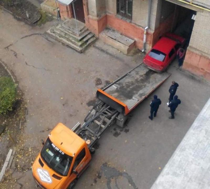 В Харькове авто не вписалось в тоннель – помог эвакуатор (фотофакт)