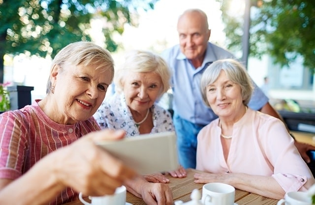 Смартфон для пожилых людей: как выбрать, полезные советы