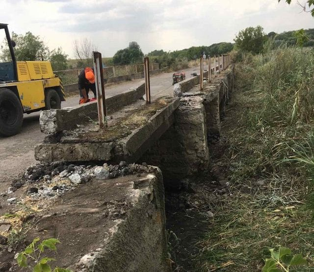 Возле Балаклеи на дороге Т-21-10 появился временный мост
