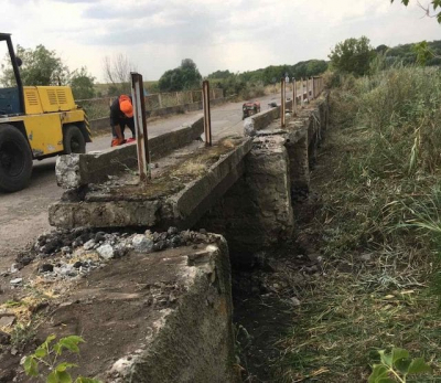 Возле Балаклеи на дороге Т-21-10 появился временный мост
