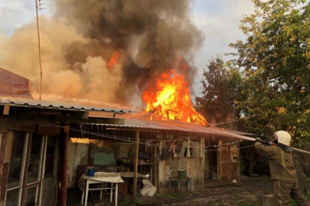 Пожарные в поселке Эсхар спасли от огня жилой дом