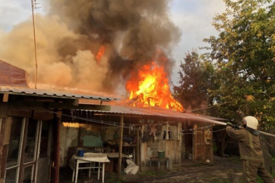 Пожарные в поселке Эсхар спасли от огня жилой дом