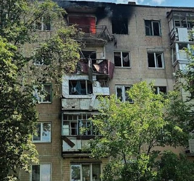 Россияне из танка уничтожили квартиру в 5-этажном доме