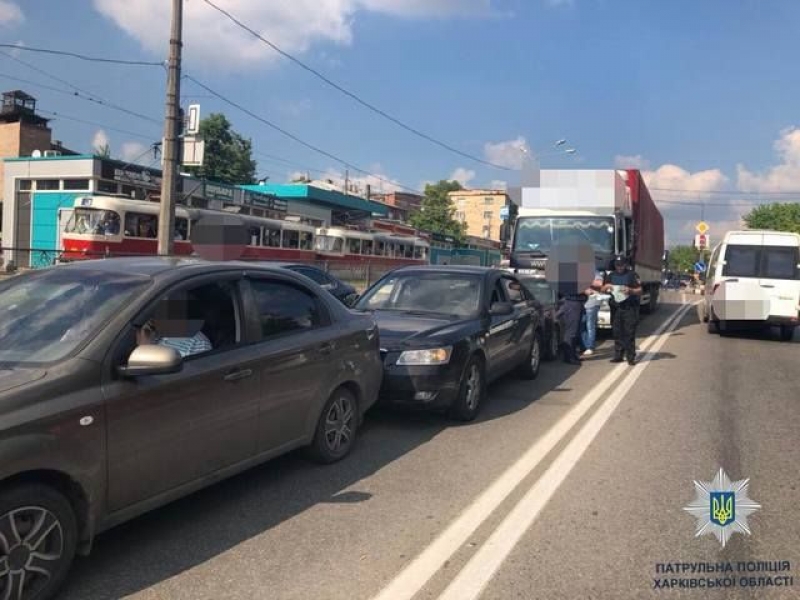 В Харькове фура устроила ДТП, протаранив сразу три легковушки