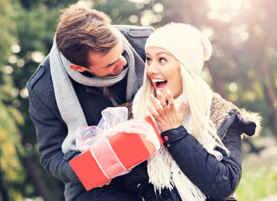 Как удивить любимую девушку: рекомендации по выбору идеального подарка